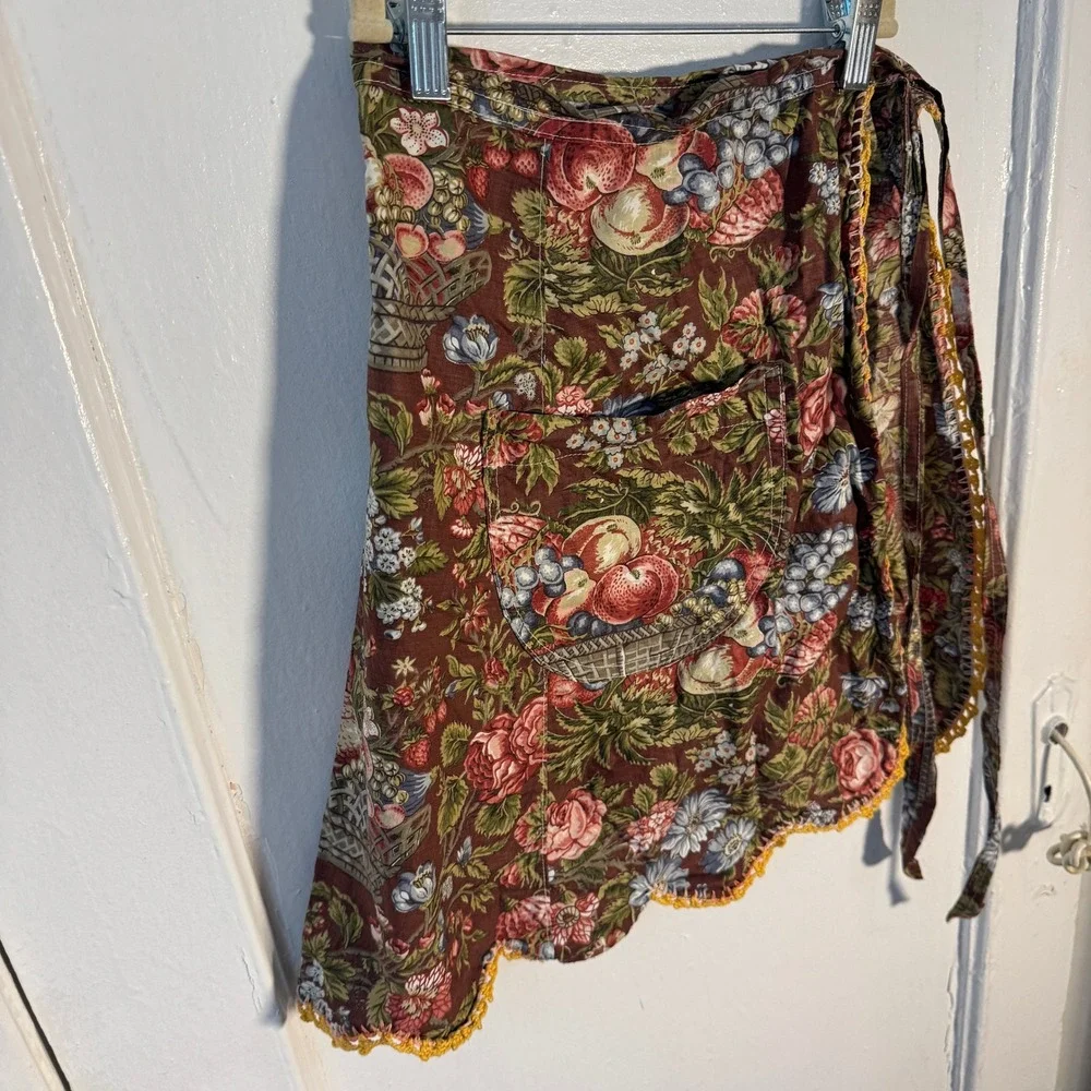 Vtg Floral Fruit Basket Half Apron Scalloped Crochet Cottagecore Brown Prairie